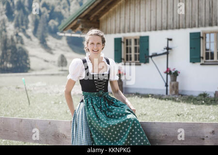 Portrait d'une jeune paysanne avec dirndl Banque D'Images