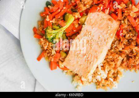 Saumon grillé avec légumes et quinoa Banque D'Images