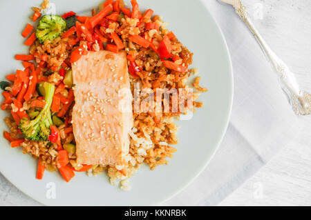 Saumon grillé avec légumes et quinoa Banque D'Images
