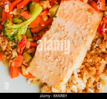 Saumon grillé avec légumes et quinoa Banque D'Images