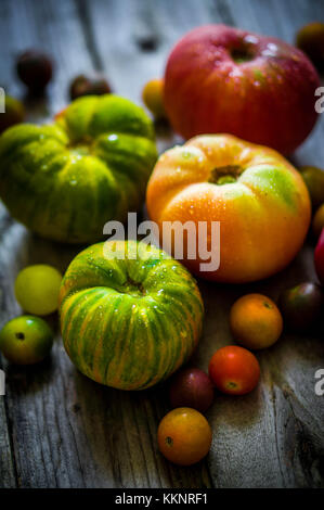 Heirloom tomatoes sur fond rustique Banque D'Images