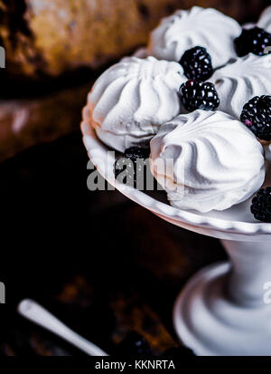 Cookies meringue witj mûres sur fond rustique Banque D'Images