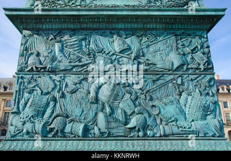 Paris, France. Place Vendome / Colonne Vendôme (1ère Arr) 1810, célébrant la victoire de Napoléon à Austerlitz. Détail de la base Banque D'Images