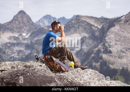 Male hiker binoculars Banque D'Images