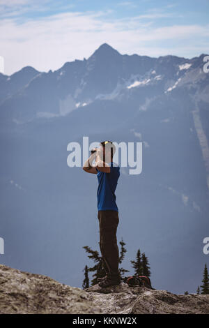 Male hiker binoculars Banque D'Images