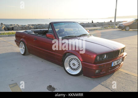 Modification BMW E30 cabriolet, abaissé sur roues de rechange à Istanbul, Turquie Banque D'Images