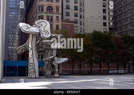 Groupe de quatre arbres, une sculpture de 40 pieds par Jean Dubuffet qui a été installé à la Banque Chase Manhattan Plaza dans le lower Manhattan en 1972. La pi Banque D'Images