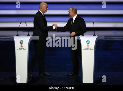 Le président russe Vladimir Poutine (à droite) secoue la main du président de la FIFA Gianni Infantino lors du tirage au sort de la coupe du monde FIFA 2018 au Kremlin, à Moscou. ASSOCIATION DE PRESSE photo Date: Vendredi 1er décembre 2017. Voir PA Story football World Cup. Le crédit photo devrait se lire comme suit : Nick Potts/PA Wire. Banque D'Images