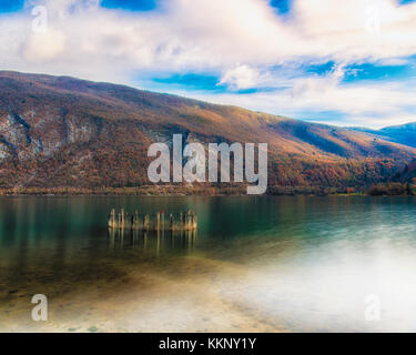 Vue panoramique sur le pittoresque lac d'aiguebelette, dans les Alpes françaises. Banque D'Images