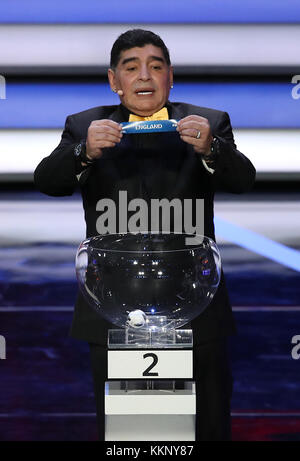 Diego Maradona, ambassadeur de la coupe du monde 2018, sort l'Angleterre du pot pour être inclus dans le groupe G lors du tirage de la coupe du monde FIFA 2018 au Kremlin, Moscou. ASSOCIATION DE PRESSE photo Date: Vendredi 1er décembre 2017. Voir PA Story football World Cup. Le crédit photo devrait se lire comme suit : Nick Potts/PA Wire. Banque D'Images