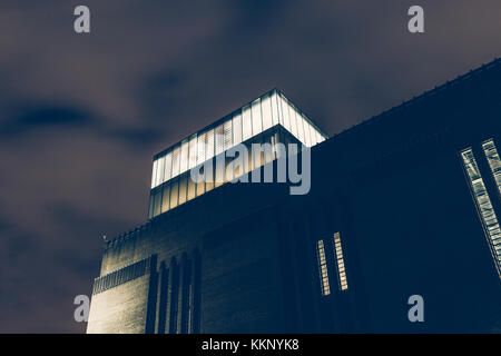 Low angle view of la Tate Modern building à Londres la nuit Banque D'Images