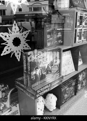 Afficher la fenêtre de waterstones promouvoir divers titres d'ouvrage, entreprise fondée par Tim Waterstone en 1982 Banque D'Images