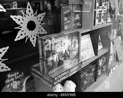 Afficher la fenêtre de waterstones promouvoir divers titres d'ouvrage, entreprise fondée par Tim Waterstone en 1982 Banque D'Images