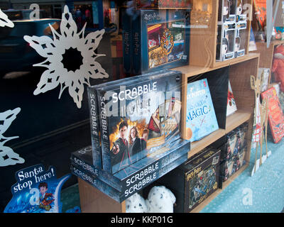 Afficher la fenêtre de waterstones promouvoir divers titres d'ouvrage, entreprise fondée par Tim Waterstone en 1982 Banque D'Images