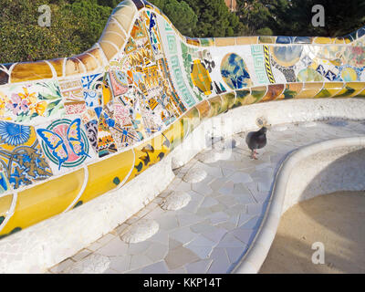 Barcelone - DEC 27 : Mosaïque de Parc Guell conçu par Antonio Gaudi le 27 décembre 2012 à Barcelone. Au Patrimoine mondial de l'UNESCO travaille de Banque D'Images