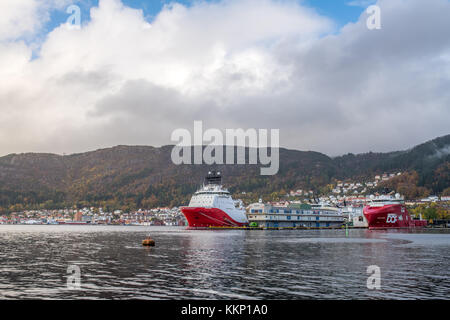 Bergen, Norvège - Octobre 2017 : les grands cargos dans le port de Bergen en Norvège à l'automne Banque D'Images