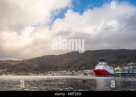 Bergen, Norvège - Octobre 2017 : les grands cargos dans le port de Bergen en Norvège à l'automne Banque D'Images