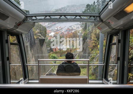 Bergen, Norvège - octobre 2017 : passager Lonely masculin assis à l'intérieur de la cabine dans le funiculaire de Floibanen en descendant du Mont Floyen, Bergen Banque D'Images