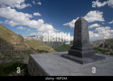 Monument situé sur route de sommet du col de la Bonette, France Banque D'Images