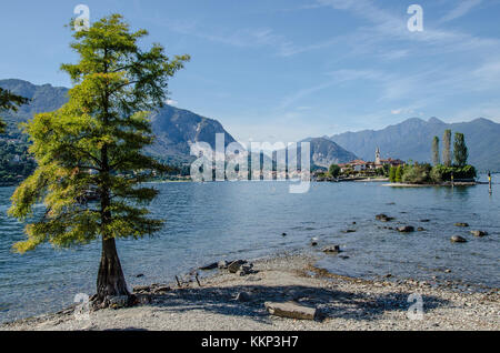 Le seul des trois îles Borromées qui n'est pas propriété de la famille Borromeo royale, est la charmante et fascinante Isola dei Pescatori. Banque D'Images