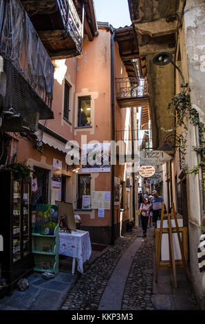 Le seul des trois îles Borromées qui n'appartient pas à la famille royale Borromeo, Isola dei Pescatori est charmant et fascinant. Banque D'Images