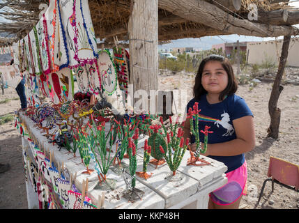 Boquillas del Carmen, Coahuila, Mexique - Une fille vend de l'artisanat dans la petite ville frontalière de Boquillas. La ville est populaire auprès des touristes qui traversent t Banque D'Images