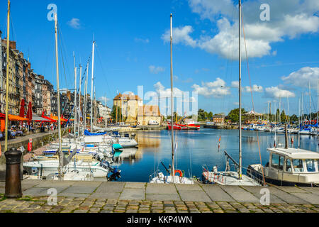 Le Vieux-Bassin ou Vieux Port à Honfleur France sur la côte de Normandie avec voiliers, bateaux de pêche et les cafés en plein air Banque D'Images