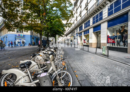 Une longue rangée de location de bicyclettes à Paris France Banque D'Images