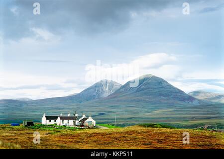 Les pap des montagnes du Jura sur l'île de Jura vu derrière chalet sur la côte nord d'Islay dans les Hébrides intérieures, Ecosse Banque D'Images