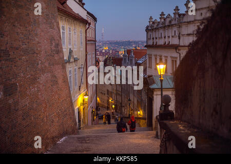 Vieux château vieux château (escaliers) qui partent de la petite rue du trimestre jusqu'à la porte est de Prague castle capturés en soirée avec str Banque D'Images