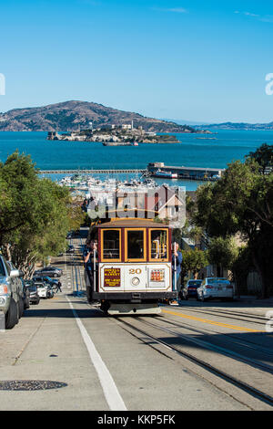 La ligne Powell-Hyde cable car avec l'île d'Alcatraz en arrière-plan, San Francisco, California, USA