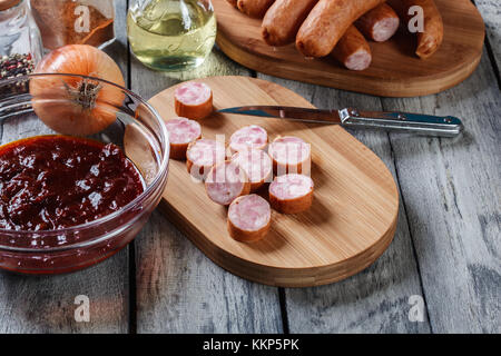 Prêt pour la préparation d'ingrédients currywurst allemande avec sauce au cari. La cuisine allemande. Banque D'Images