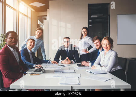 Portrait de personnel du bureau multi-culturelle debout dans le hall. Banque D'Images