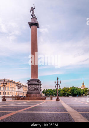 Alexander colonne dans la place du palais, st. Petersburg, Russie Banque D'Images