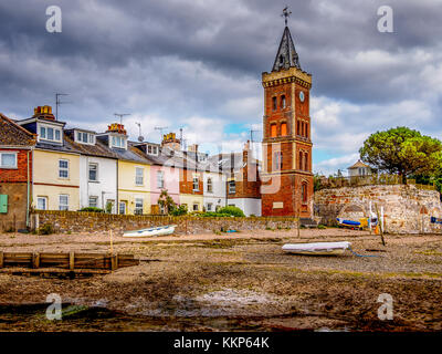 Lympstone, Devon est connu localement pour Peter's Tower, une tour de l'horloge de riverfront italianisant brique construit autour de 1885 par W.H. peters comme un mémorial à son Banque D'Images