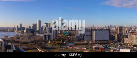 Vue panoramique de Canary Wharf prises le matin d'hiver ensoleillée Île de London City Banque D'Images