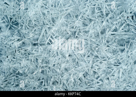 Arrière-plan, texture : surface de l'eau au cours de la congélation ; beaucoup de cristaux de glace soudées en une seule surface Banque D'Images