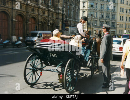 CALÈCHE avec les touristes devant l'hôtel Sacher à Vienne 2010 Banque D'Images