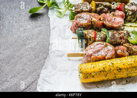 Divers légumes et viande , brochettes de maïs pour grill ou grillage, Close up Banque D'Images