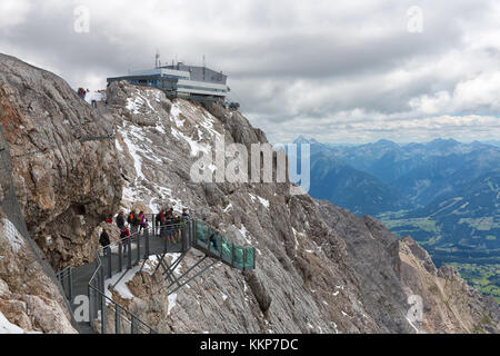 Montagnes de dachstein Autriche par les randonneurs en passant un pont de corde skywalk Banque D'Images