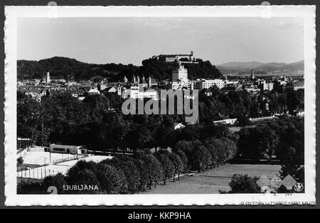 Cette carte postale de Tivoli à Ljubljana capture une vue panoramique de la ville. Le parc Tivoli est l'un des espaces verts les plus populaires de la ville, connu pour ses paysages et son importance historique. Banque D'Images