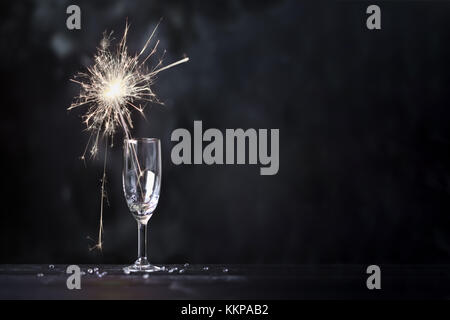 Coupe de champagne avec lumières étincelante sur fond sombre Banque D'Images