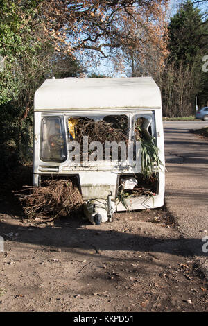 Une caravane de voyageurs chargés de déchets de jardin sont déversées dans les ruelles de Buckinghamshire. Banque D'Images