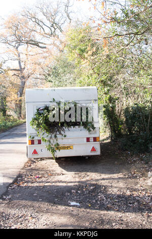 Une caravane de voyageurs chargés de déchets de jardin sont déversées dans les ruelles de Buckinghamshire. Banque D'Images