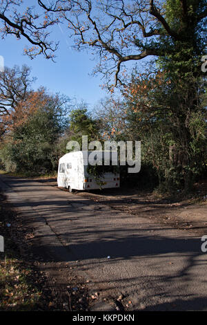 Une caravane de voyageurs chargés de déchets de jardin sont déversées dans les ruelles de Buckinghamshire. Banque D'Images