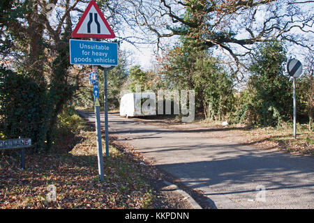 Une caravane de voyageurs chargés de déchets de jardin sont déversées dans les ruelles de Buckinghamshire. Banque D'Images