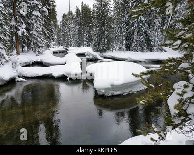 La neige et la glace entourent la rivière firehole le long de la Lone Star geyser trail, au parc national de Yellowstone en hiver Le 26 janvier 2017 dans le Wyoming. (Photo de Diane renkin via planetpix) Banque D'Images