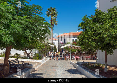 Rue typique dans le centre du village, Hydra, îles saroniques, Grèce Banque D'Images