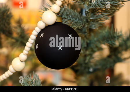 Bal de Noël Noir avec blanc Xs avec d'autres décorations dans l'arbre de Noël la décoration moderne Banque D'Images