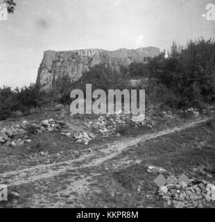 Photographie de 1949 représentant le château de Socerb en Slovénie, mettant en valeur son architecture médiévale et le paysage environnant. Banque D'Images
